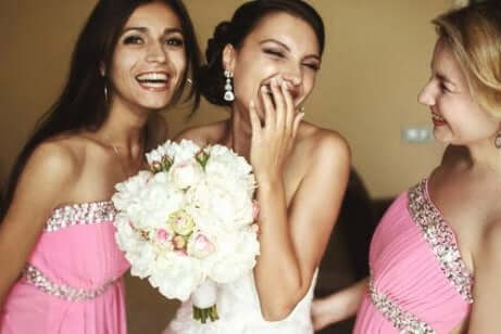 fiancée et ses demoiselles d'honneur parlant de l'organisation du mariage