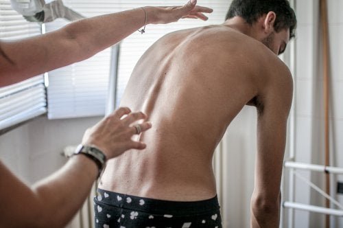 4 exercices de base pour prévenir la scoliose