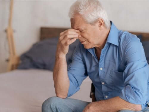 homme triste qui doit affronter le décès de son partenaire