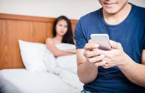 Une femme regarde avec jalousie son partenaire