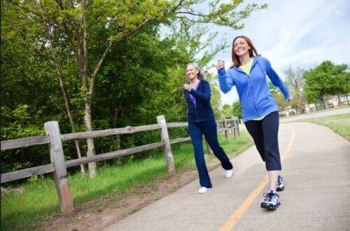 aller marcher entre amies