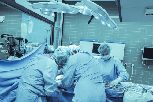 Des chirurgiens en train de pratiquer une hémisphérectomie