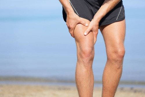 Personne souffrant de douleurs dans le genou dues à l'ostéo-arthrite