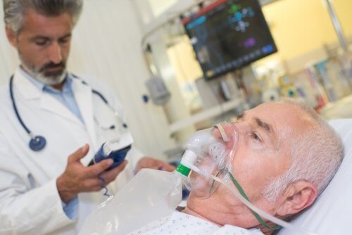 Une personne âgée hospitalisée