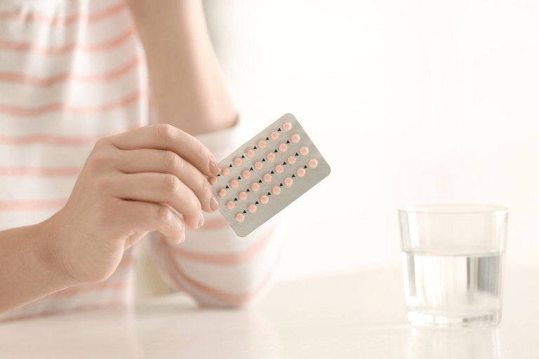 La pilule contraceptive peut permettre de lutter contre l'acné pendant les règles