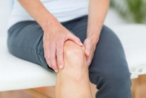 Personne qui souffre d'une arthrose du genou