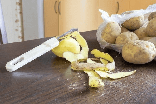 Comment élaborer un nettoyant écologique à partir d'épluchures de pommes de terre