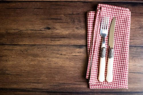 Porte-couverts maison avec des linges de cuisine