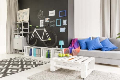 table réalisée en matériaux recyclés avec des palettes