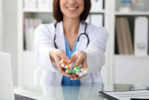 Une médecin donnant des médicaments