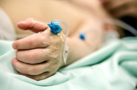 Un patient avec un cathéter dans la main