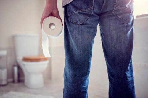 Une personne qui est devant les toilettes