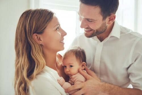Un couple avec enfant
