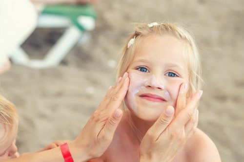 Il faut mettre de la crème solaire sur la peau des enfants en été