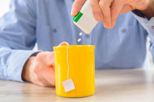 Un homme choisissant les édulcorants pour sucrer son thé