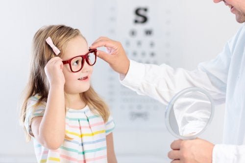 Une petite fille ayant des problèmes de vision
