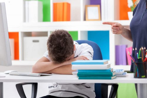 Un enfant qui dort en cours à cause de troubles du sommeil