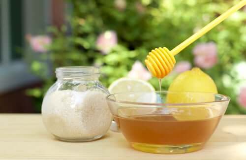 Une préparation à base de miel et de sucre pour éclaircir votre peau en cas de coups de soleil