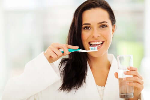 Il est essentiel de bien se brosser les dents pour éviter les caries dentaires
