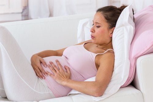 Une femme enceinte qui a des contractions