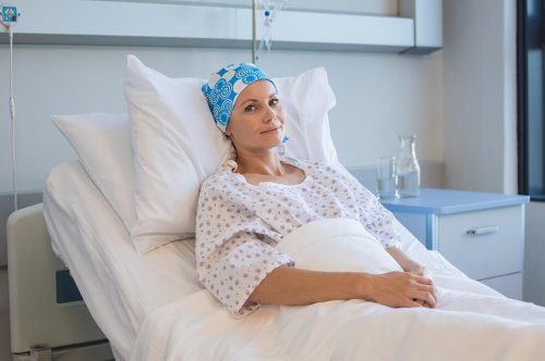 Une femme sur un lit d'hôpital qui souffre de neutropénie