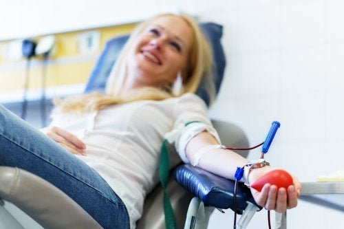 Une femme qui donne son sang 