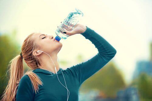 Une femme qui s'hydrate pendant l'exercice physique