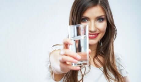 Une femme tend un verre d'eau