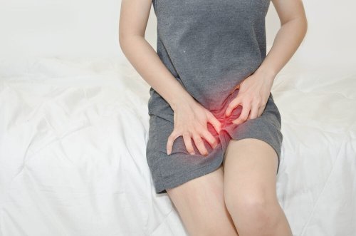 Une femme qui souffre d'une candidose vulvo-vaginale