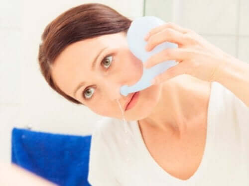 Une femme qui se fait un lavement nasal