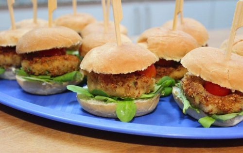 Un plat de mini-hamburgers