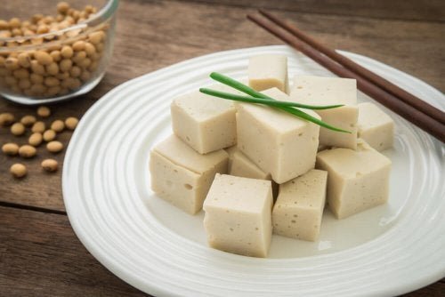Des morceaux de tofu dans une assiette