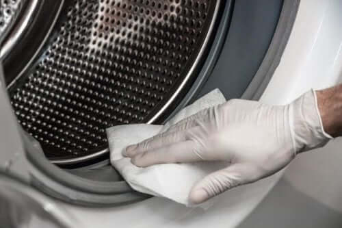 Nettoyer la machine à laver pour éviter une odeur d'humidité