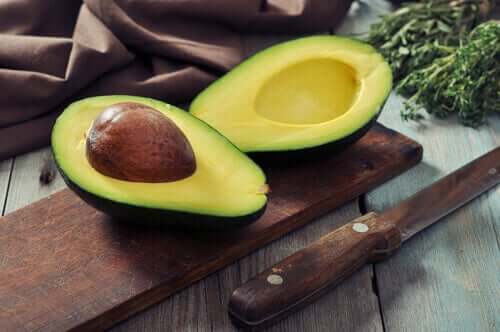 Un avocat coupé en deux