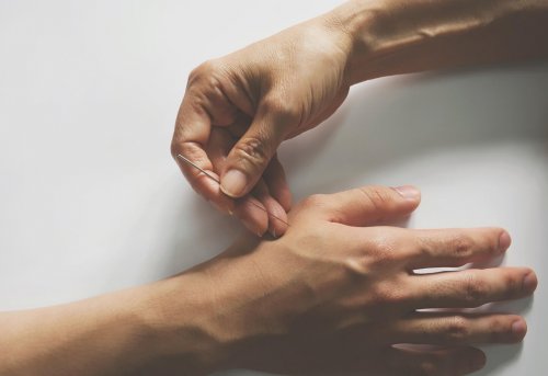 Un point d'acupuncture dans la main pour soulager les douleurs articulaires