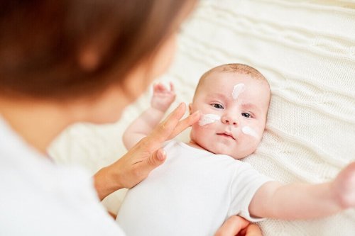 Les soins de base de la peau du bébé en cas de dermatite atopique