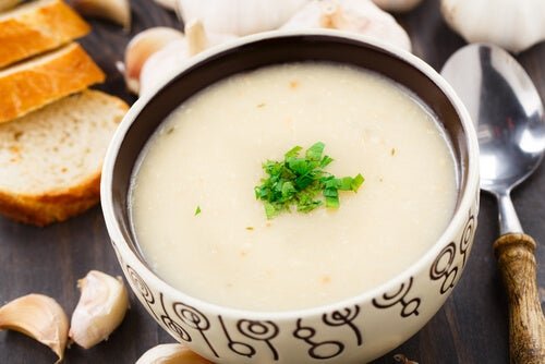 Un bol de soupe à l'ail végane