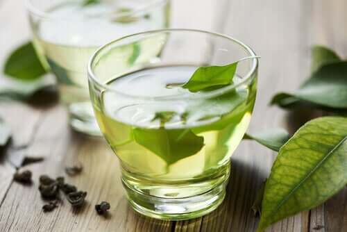 Combattre l'indigestion avec du thé vert