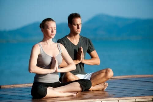 Faire du yoga en couple pour renforcer la relation