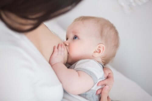 Une maman en post-partum qui allaite son bébé