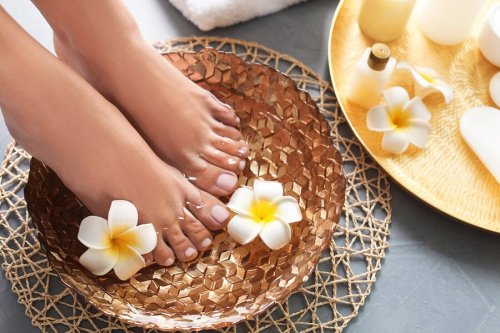 Un bain thérapeutique pour adoucir les pieds