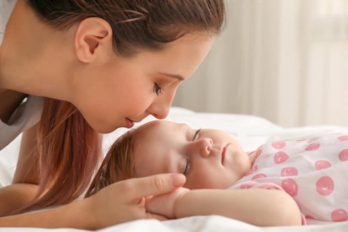 Une mère et son bébé qui dort