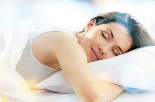 Une femme dormant paisiblement accumulant les heures de sommeil
