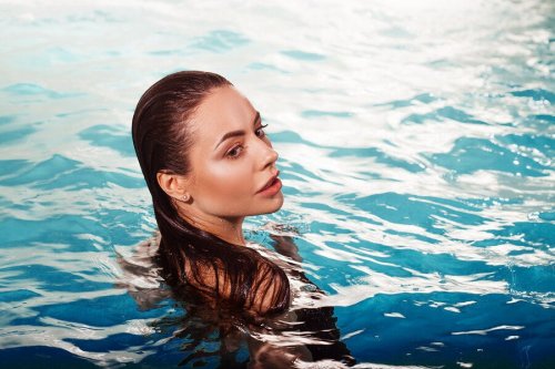 Comment protéger les cheveux du chlore lorsqu'ils sont teints ?