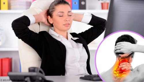 Une femme au bureau avec une douleur dans le cou