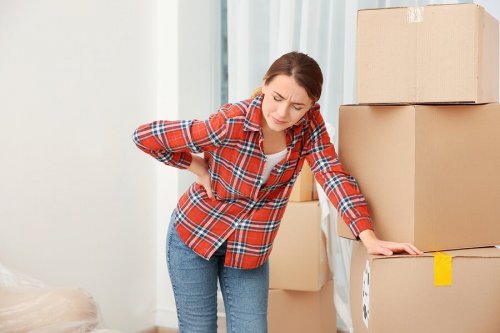 Une femme avec une contracture musculaire dans le dos