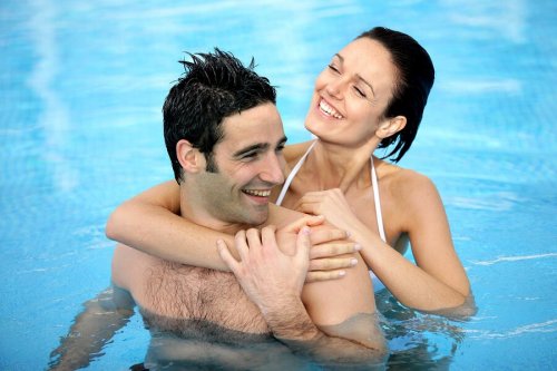 Un couple qui se baigne dans une piscine