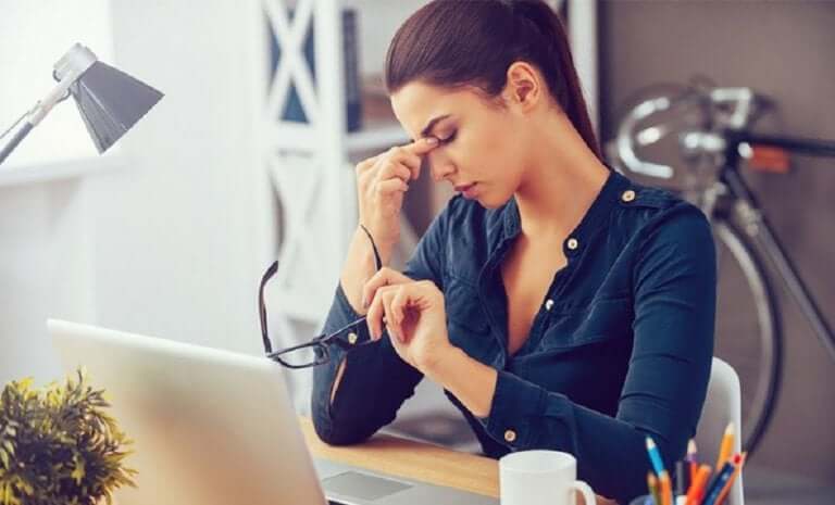 Une femme fatiguée au travail manquant d'heures de sommeil