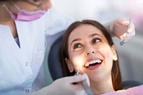 Un dentiste qui a recours à l'orthodontie invisible pour traiter sa patiente
