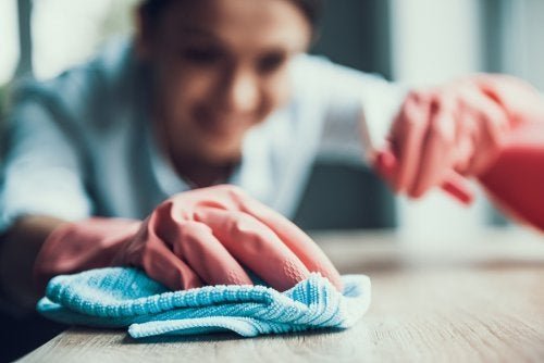 Comment utiliser un dégraissant pour nettoyer les taches